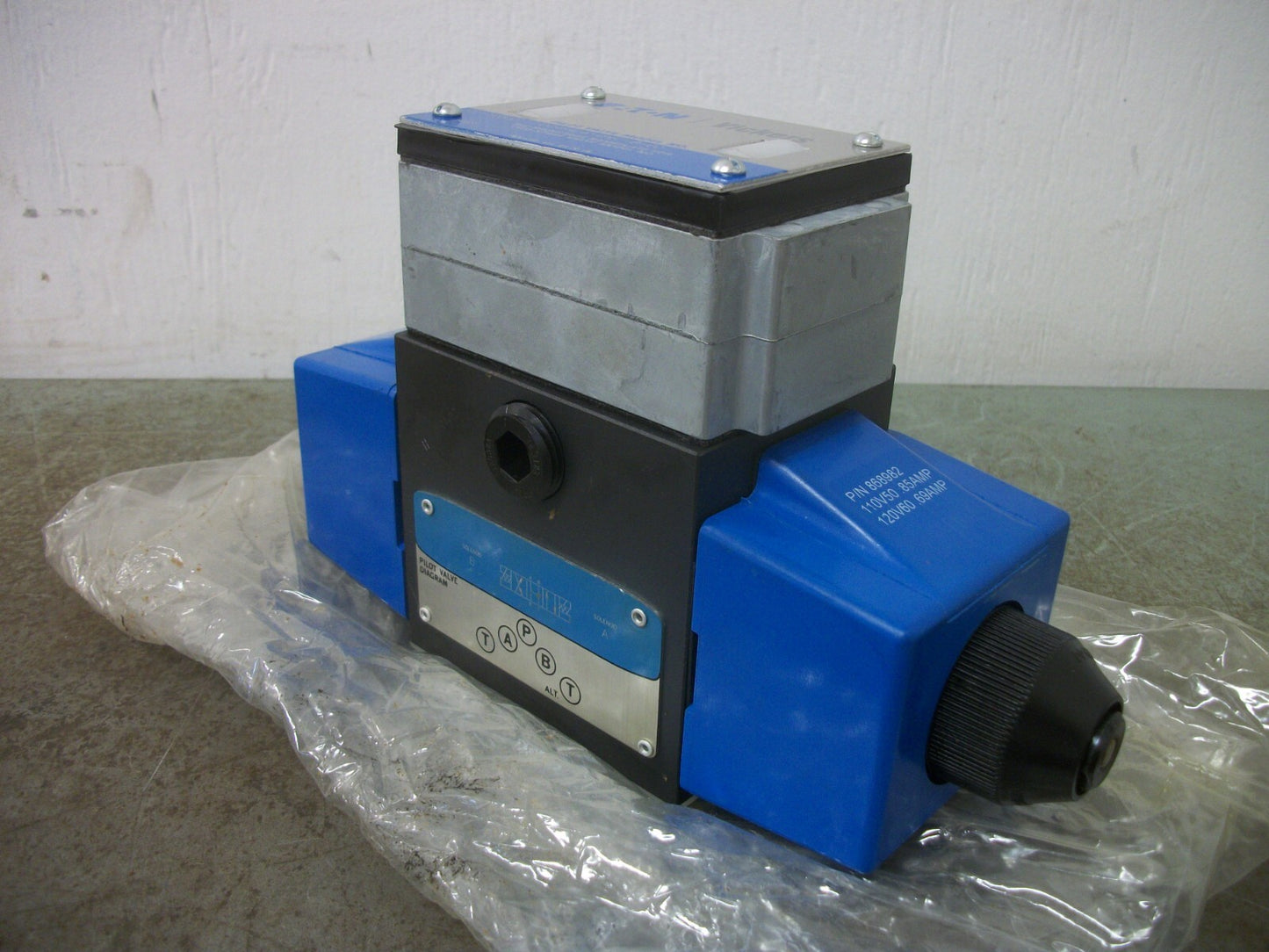 VICKERS TWO-STAGE PILOG VALVE DG4S4LW-016C-B-60 120VCOIL .69AMP NOB