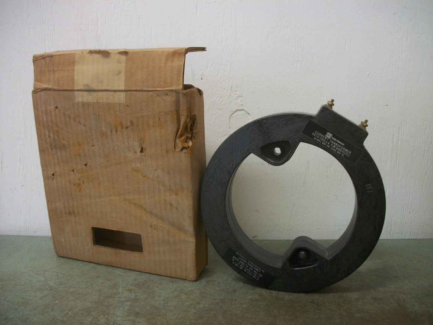 CUTLER-HAMMER 2400:5 RATIO CURRENT TRANSFORMER 449D701G11 600VOLT 10KV NIB