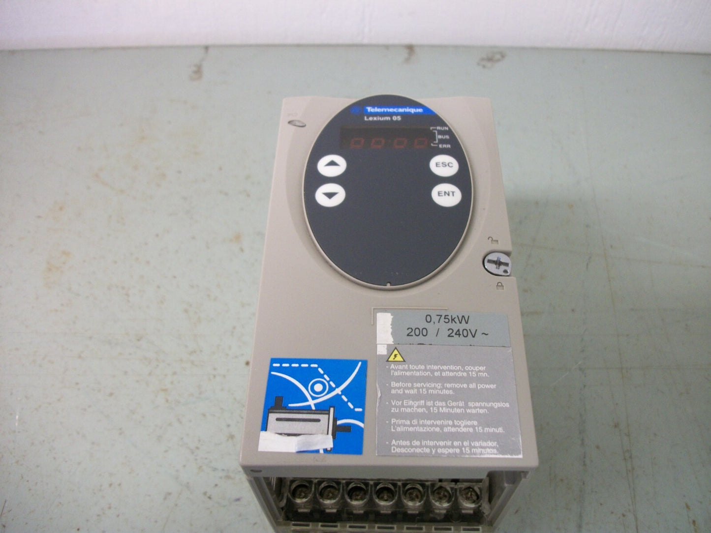 TELEMECANIQUE LEXIUM 05 0.75KW SERVO DRIVE LXM05AD10M2