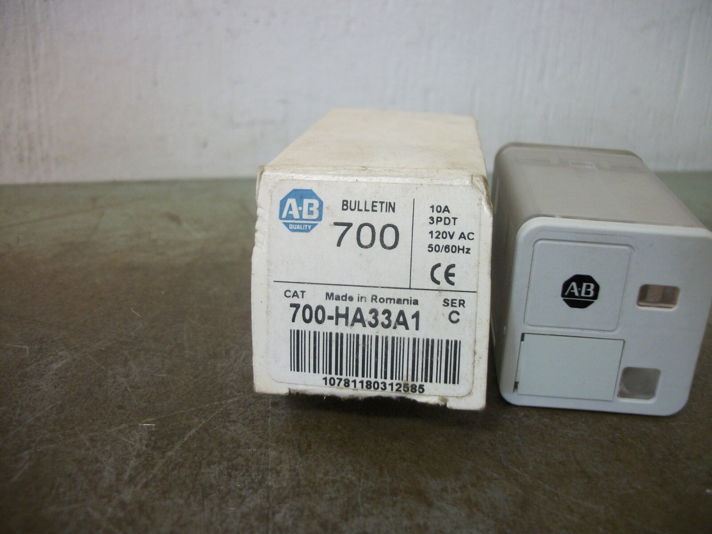 ALLEN-BRADLEY 3PDT PLUG-IN RELAY 700-HA33A1 10AMP 120VOLT NIB
