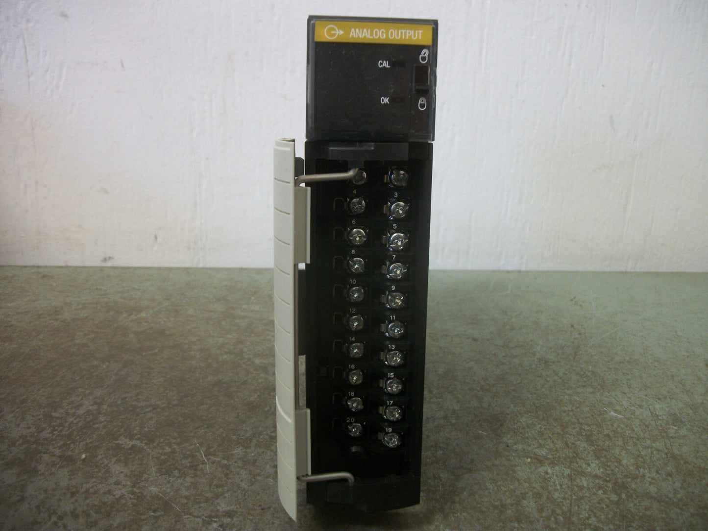 ALLEN-BRADLEY CONTROL LOGIX ANALOG ISOLATED OUTPUT 10V 6PT MODULE 1756-OF6VI/A