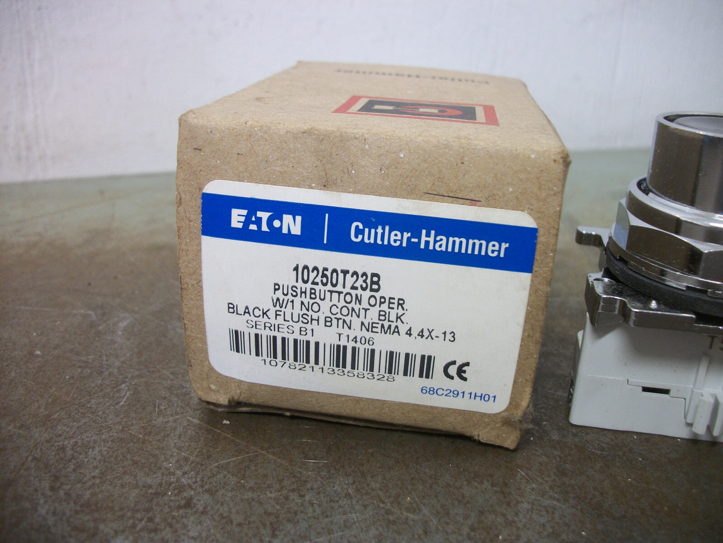 CUTLER-HAMMER BLACK FLUSH PUSHBUTTON 10250T23B *NIB*