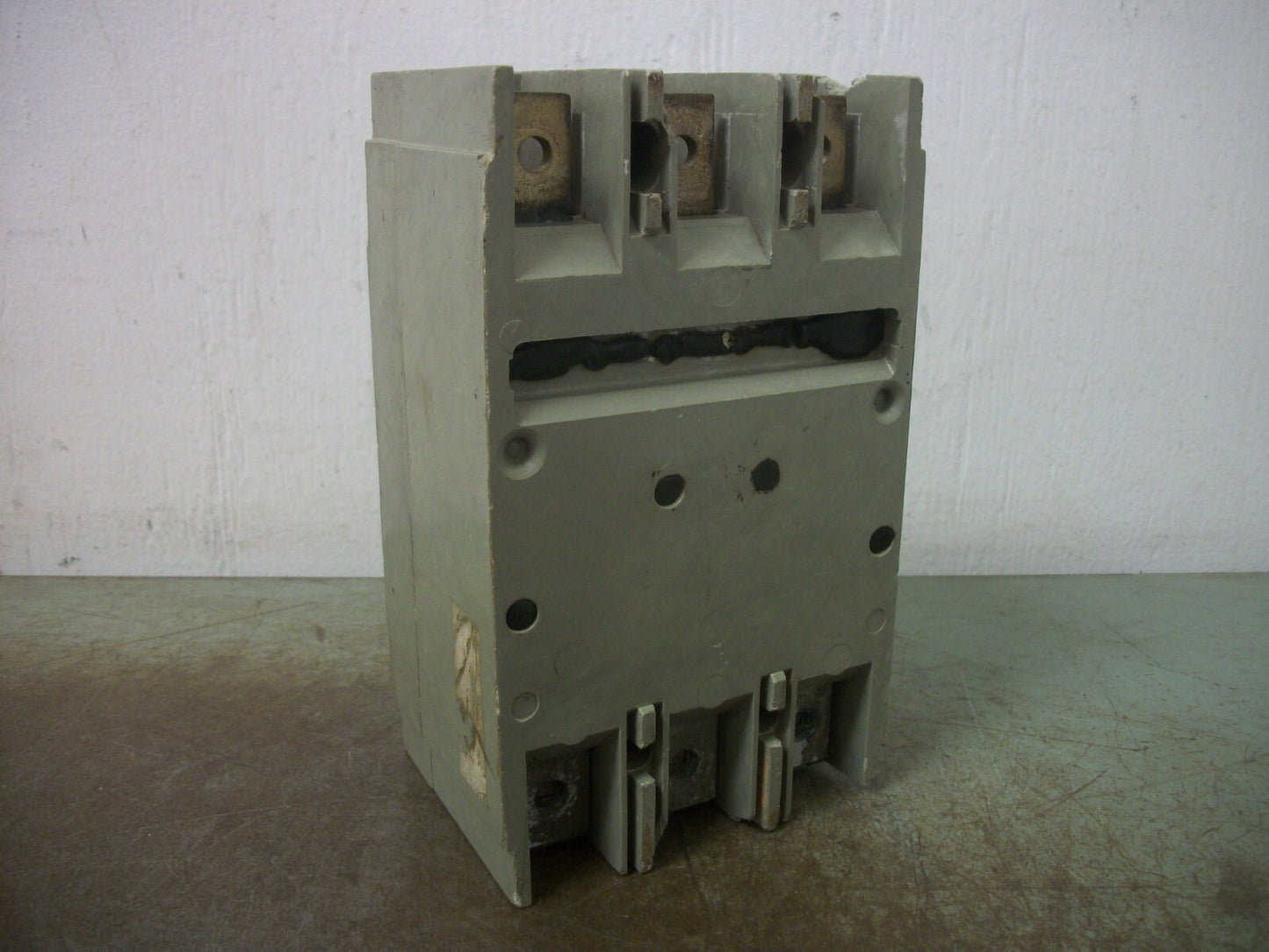 FEDERAL PACIFIC HEJ CIRCUIT BREAKER HEJ233125 125AMP 240VOLT 3POLE CHIPPED