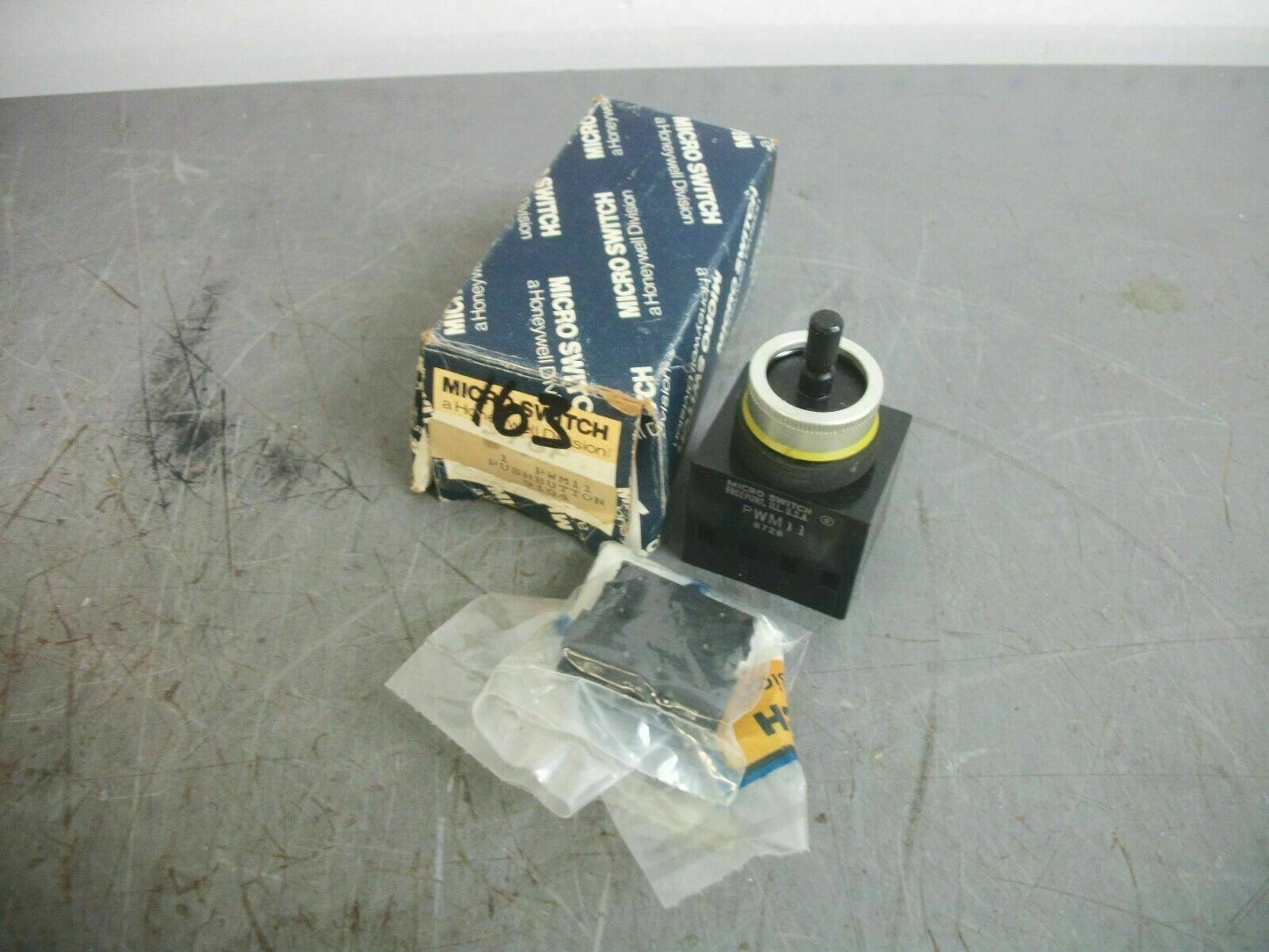 HONEYWELL MICRO SWITCH MOMENTARY PUSHBUTTON PWM11 NIB