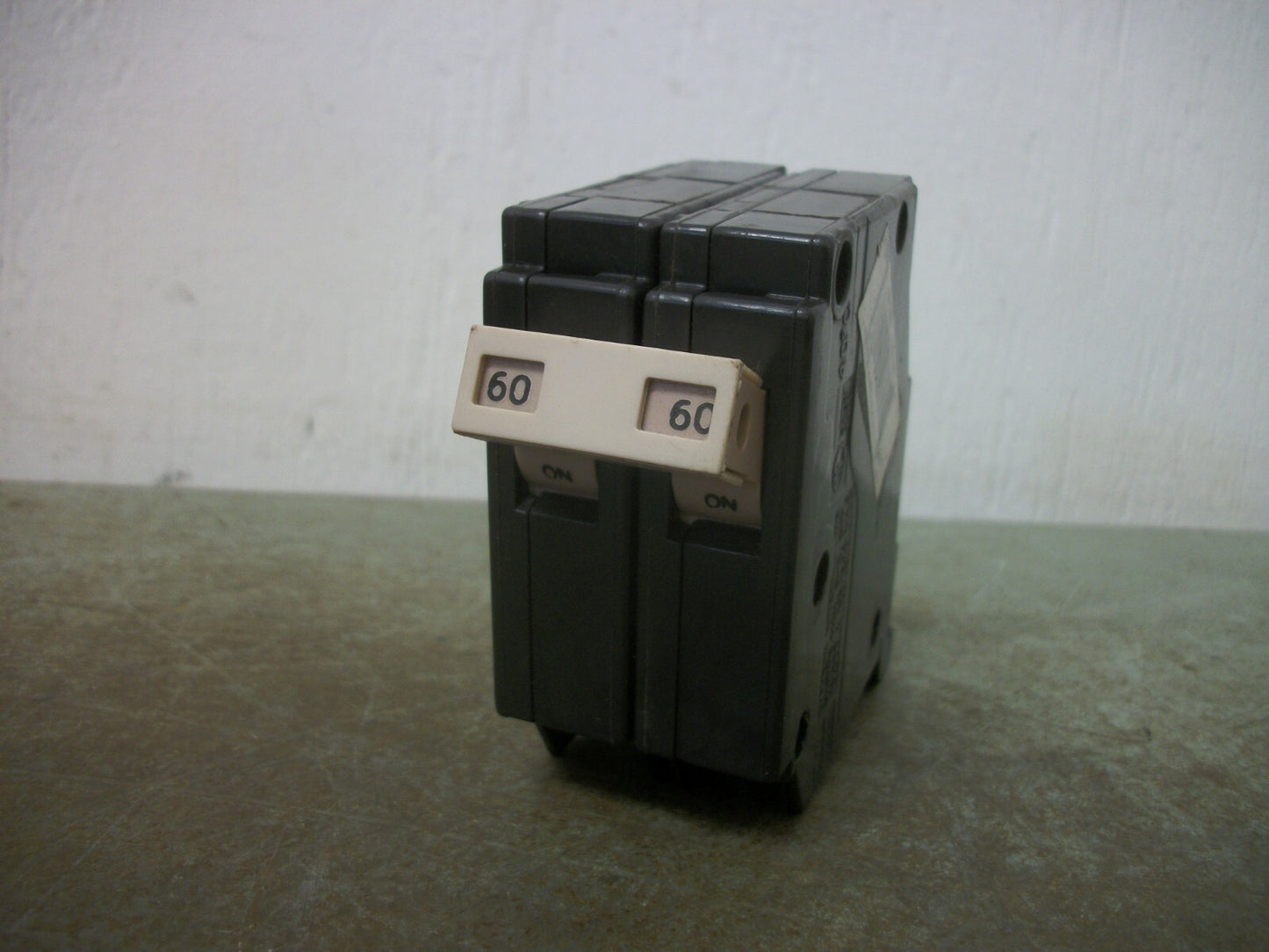 CUTLER-HAMMER CH CIRCUIT BREAKER CH260 60AMP 240VOLT 2POLE NOB