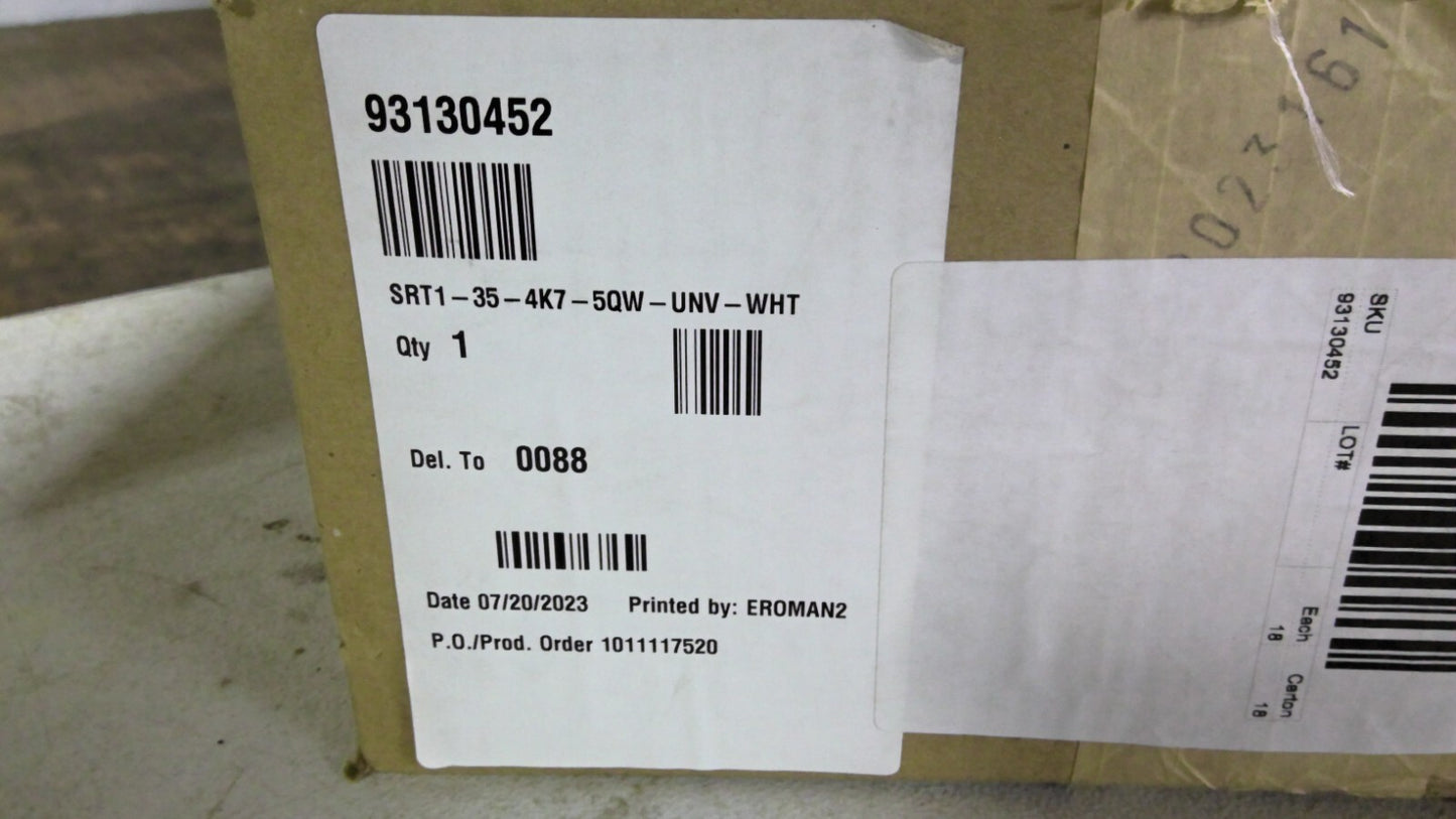 HUBBELL 93130452 WHITE STANDARD PARKING GARAGE LIGHT SRT1-35-4K7-5QW-UNV-WHT NIB