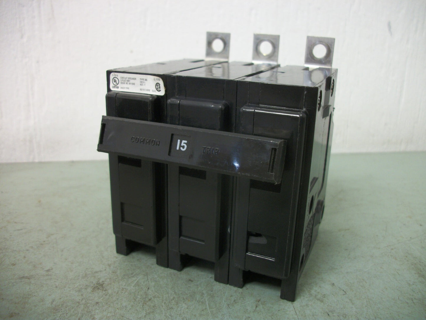 CUTLER-HAMMER BA CIRCUIT BREAKER BAB3015H 15AMP 240VOLT 3POLE NOB