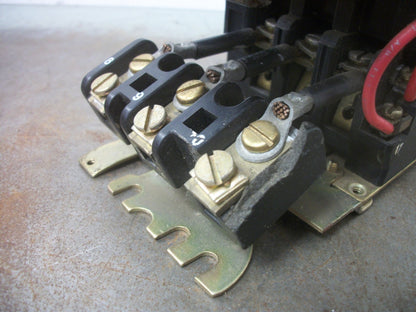 SQUARE D 30AMP 3POLE LIGHTING CONTACTOR 8903SMO11 8903SM011 120VCOIL CHIPPED