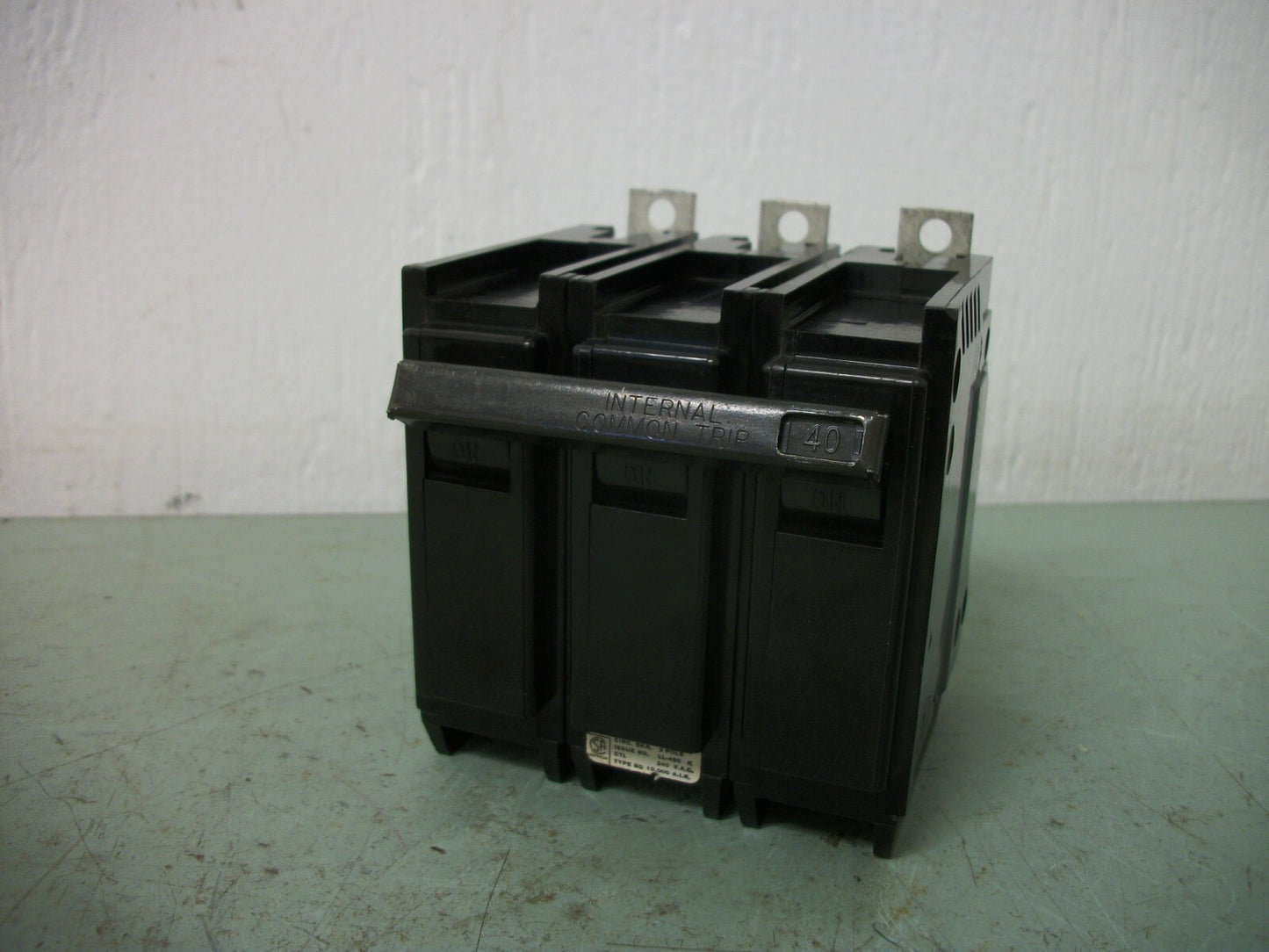 GTE SYLVANIA BQ CIRCUIT BREAKER BQ3C040 BQ340 40AMP 240VOLT 3POLE NOB