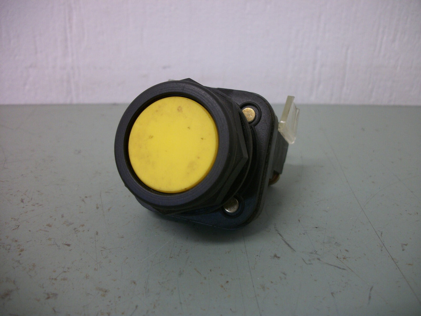 ALLEN-BRADLEY YELLOW FLUSH MOMENTARY PUSHBUTTON 800H-AR...F
