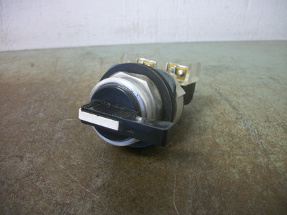 ALLEN-BRADLEY 3-POSITION MOMENTARY SPRING RETURN SELECTOR SWITCH 800T-J20A