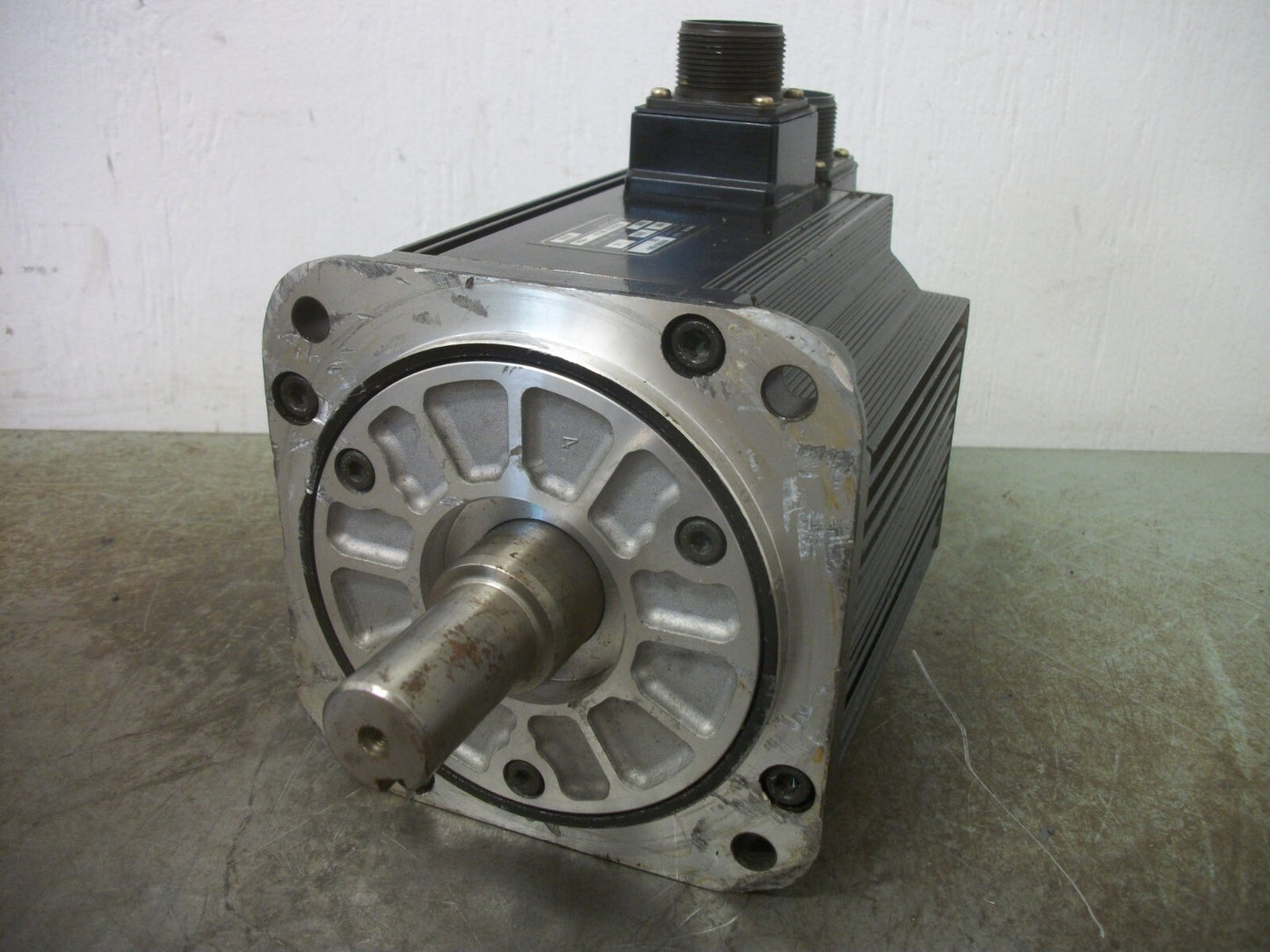 OMRON AC SERVO MOTOR R88M-W90010H-S2 200VOLT 900W 8.62N-M 7.6A 1000RPM