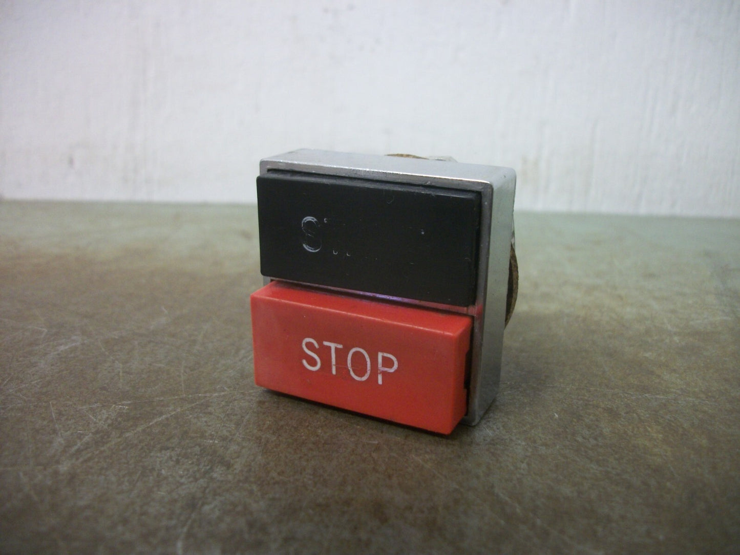 CUTLER-HAMMER OILTIGHT START/STOP PUSHBUTTON HEAD E30ABB180B231