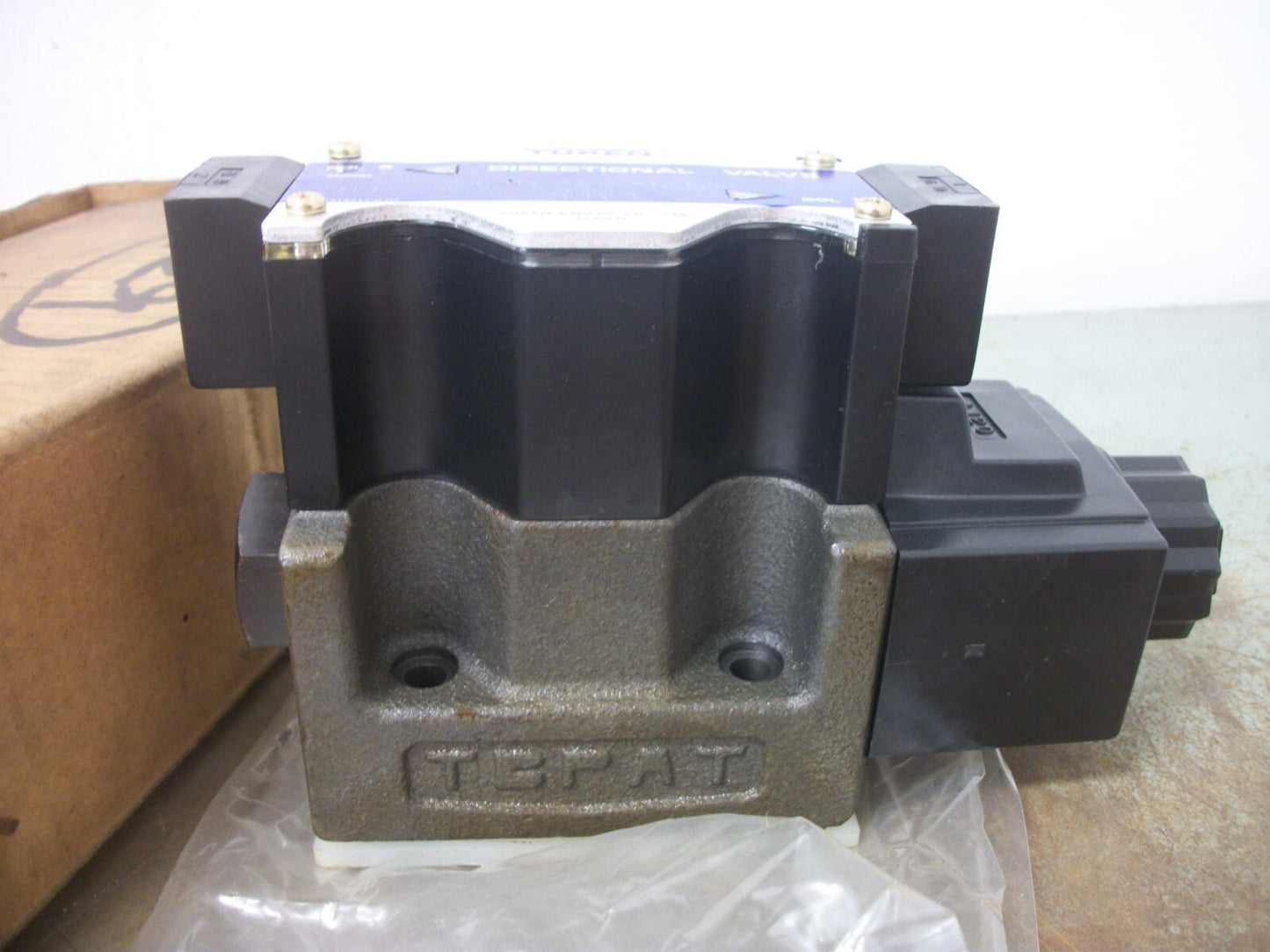 YUKEN SOLENOID OPERATED DIRECTIONAL HYDRAULIC VALVE DSG-03-2B2B-A120-50 NIB