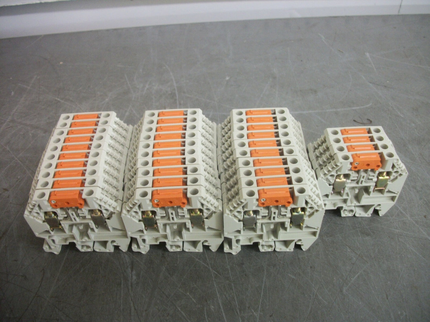 TELEMECANIQUE LOT OF 34 4mm2 DISCONNECT TERM BLOCKS AB1SC435U NOB