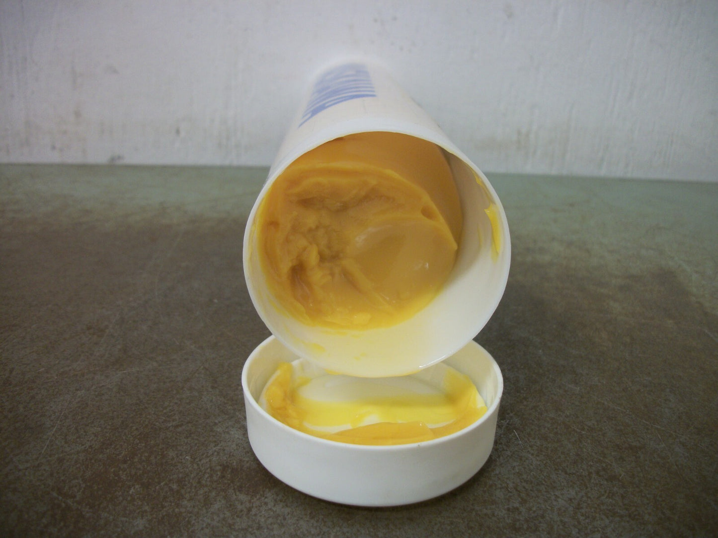 YASKAWA MOTOMAN ROBOTICS MOLY-WHITE #00 14-OZ GREASE CARTRIDGE 132412-2 NEW