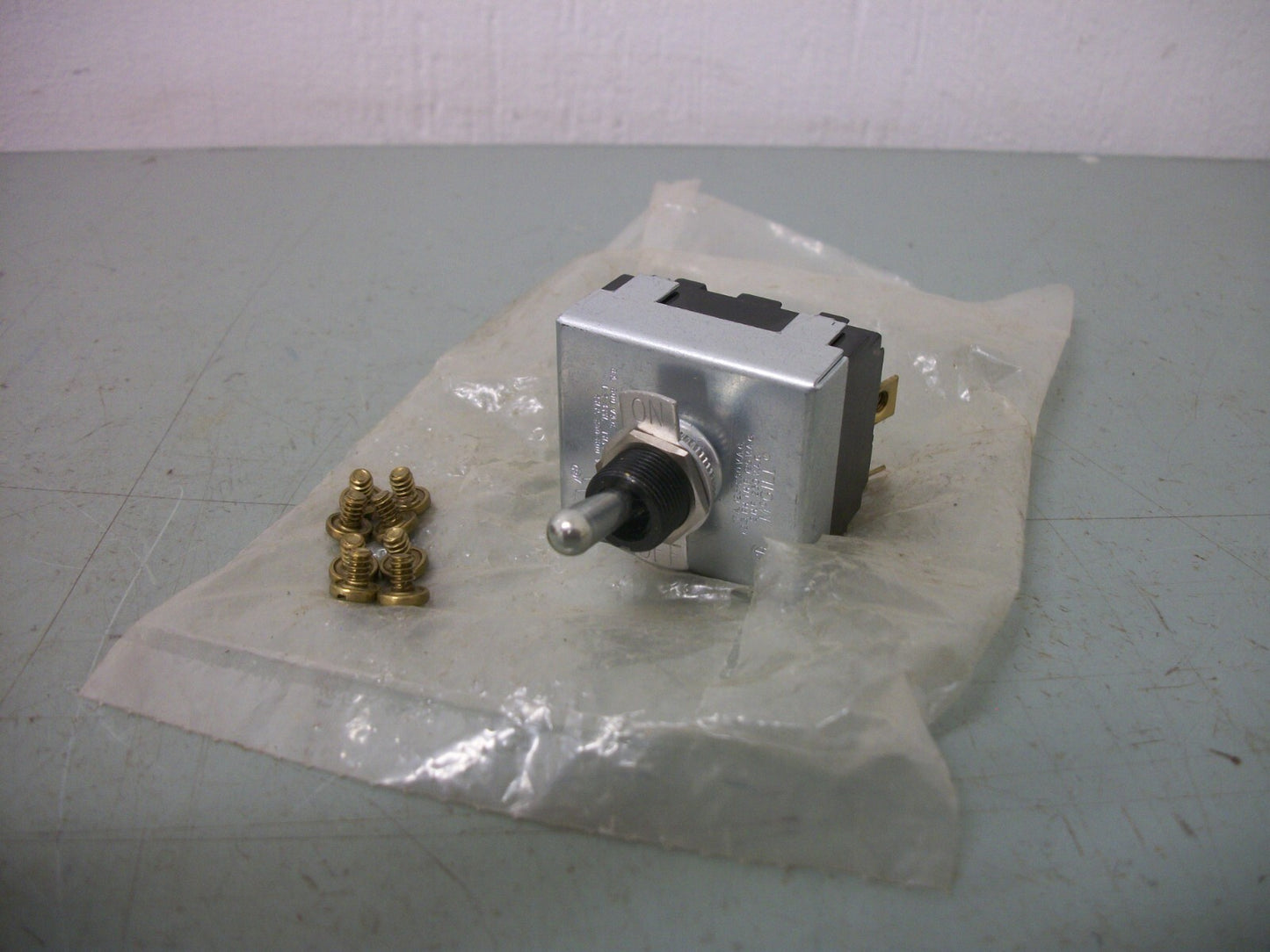 MCGILL 2-POSITION MAINTAINED TOGGLE SWITCH 0140-4004 17AMP 125-250VOLT NEW