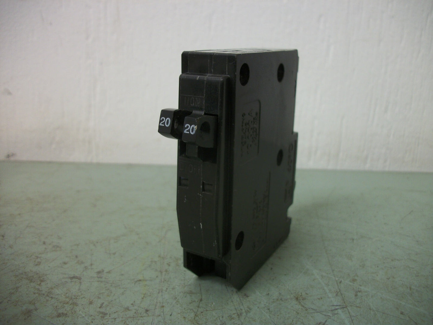 SQUARE D QOT CIRCUIT BREAKER QOT2020 20AMP 240VOLT 2POLE NOB
