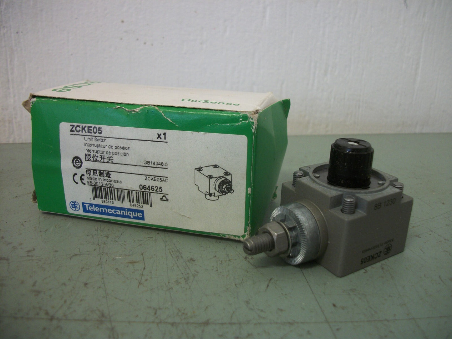 TELEMECANIQUE LIMIT SWITCH HEAD ZCKE05 NIB