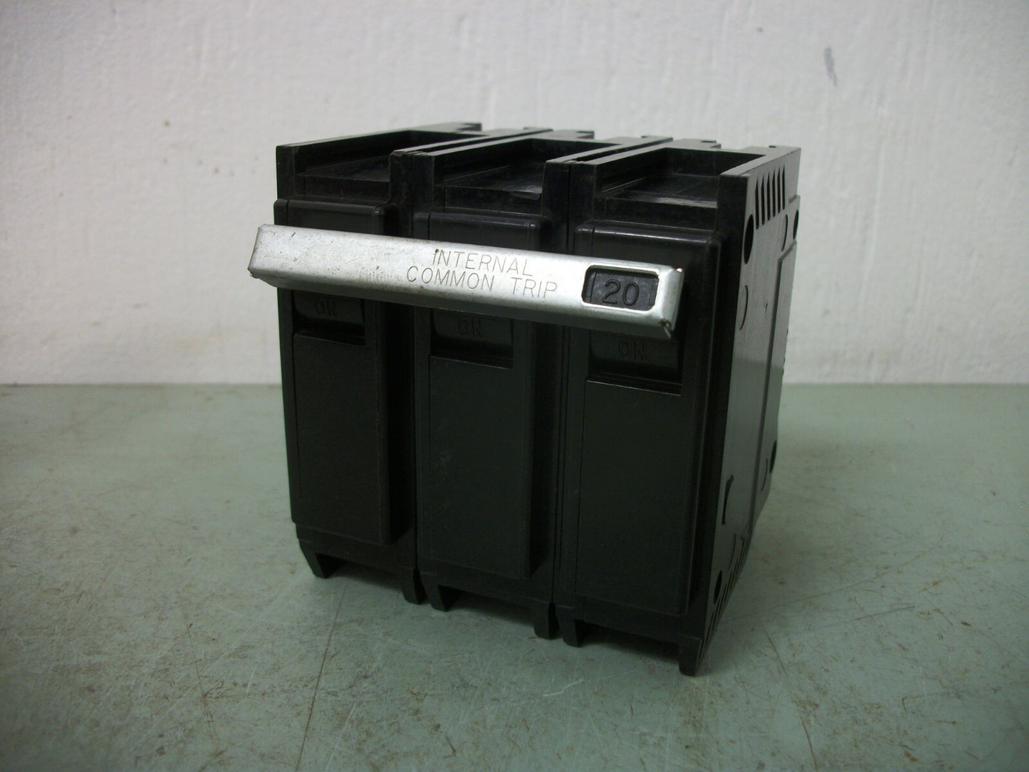 SYLVANIA C24 CIRCUIT BREAKER C320 20AMP 240VOLT 3POLE