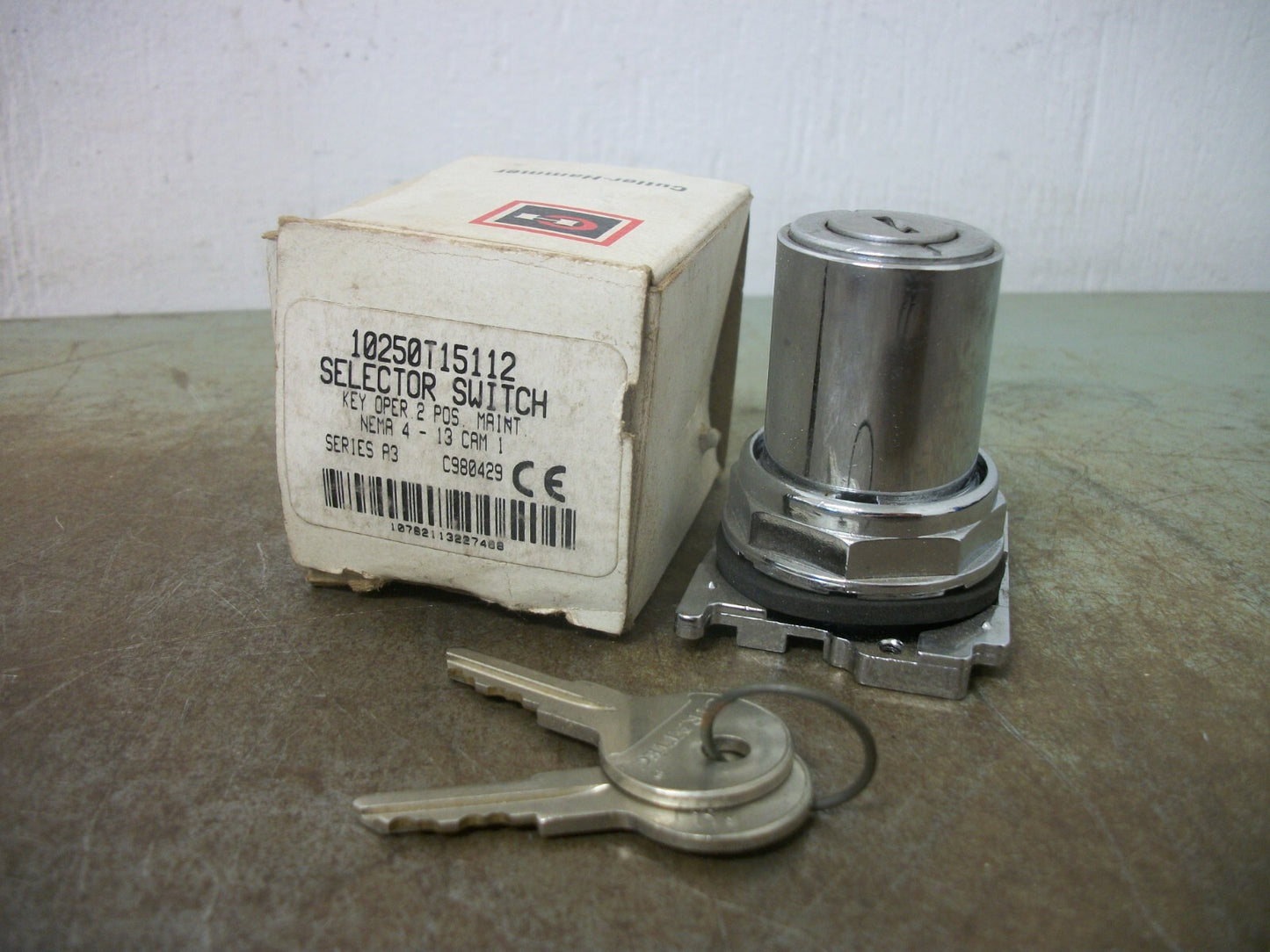 CUTLER-HAMMER 2-POS MAINTAINED KEY OPERATED SELECTOR SWITCH 10250T15112 NIB