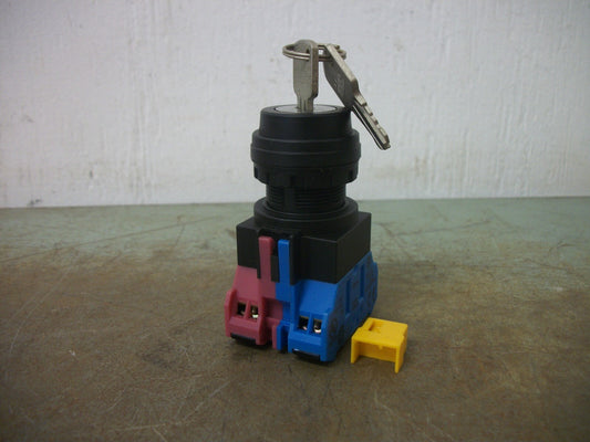 IDEC 2-POSITION MAINTAINED KEY OPERATED SELECTOR SWITCH HW1K-2B11-2H