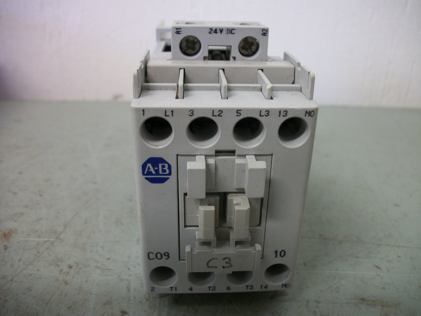 ALLEN-BRADLEY CONTACTOR 100-C09Z*10 25AMP 24VCOIL 3PH 600V 7.5HP