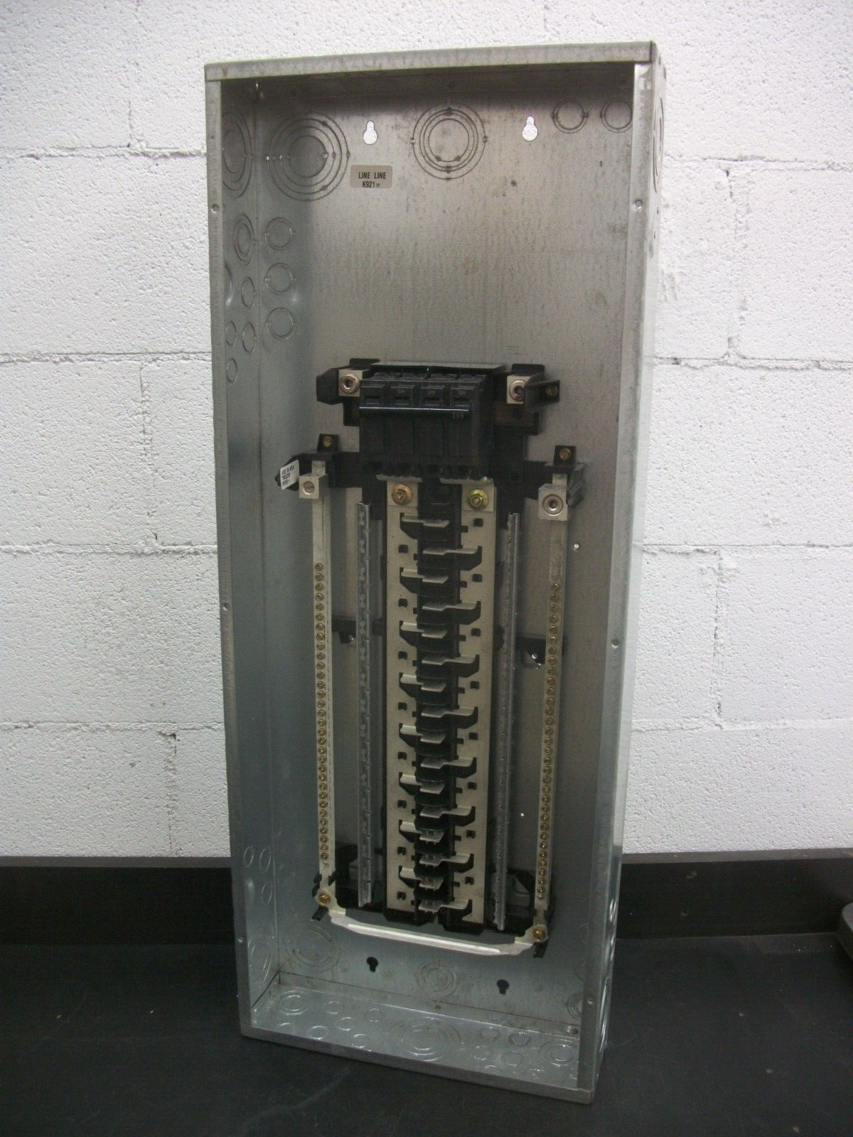 GE LOAD CENTER PANELBOARD TM3220CCU 200AMP 120-240VOLT 1PH W/200A MAIN NOB