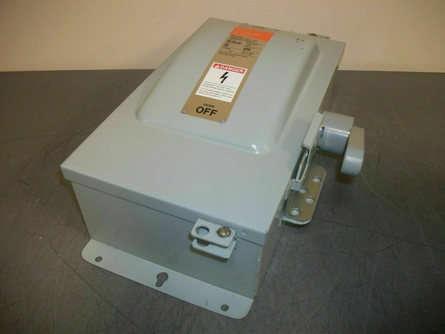 SIEMENS DISCONNECT TYPE 12 NF351H 30AMP 600VOLT 3POLE NON-FUSIBLE *NOB*