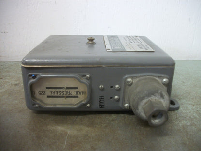 HONEYWELL DIFFERENTIAL PRESSURETROL PRESSURE REGULATOR P606A 1046 2 120/240VOLT