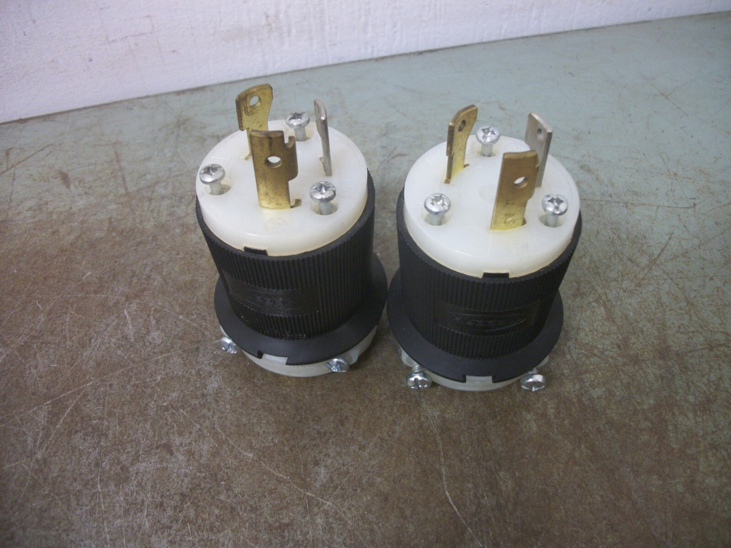 HUBBELL LOT OF 2 TWIST-LOCK PLUGS HBL2611 30AMP 125VOLT 2P 3W GRND