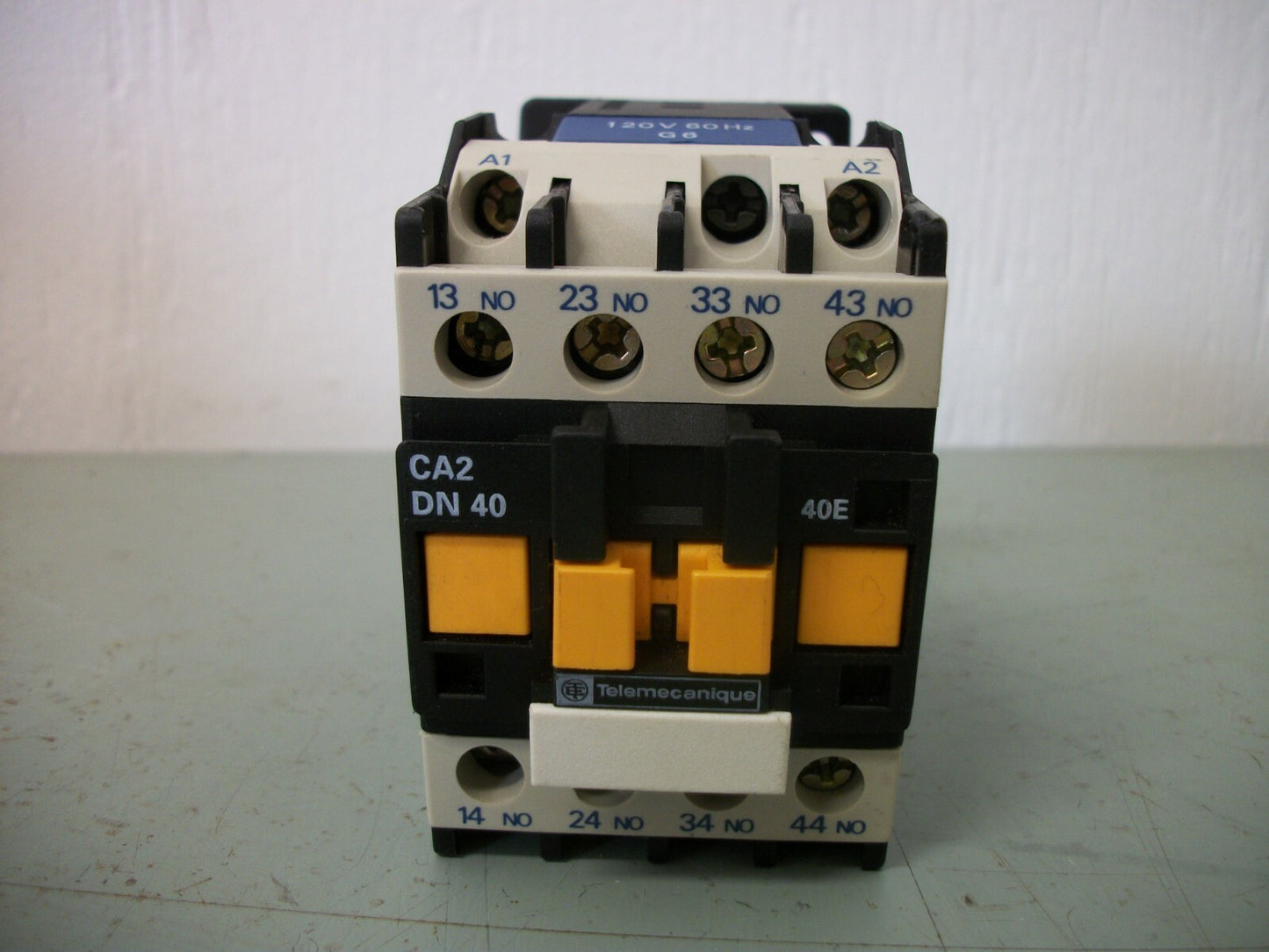 TELEMECANIQUE CONTROL RELAY CA2DN40G6 10AMP 120VCOIL NOB