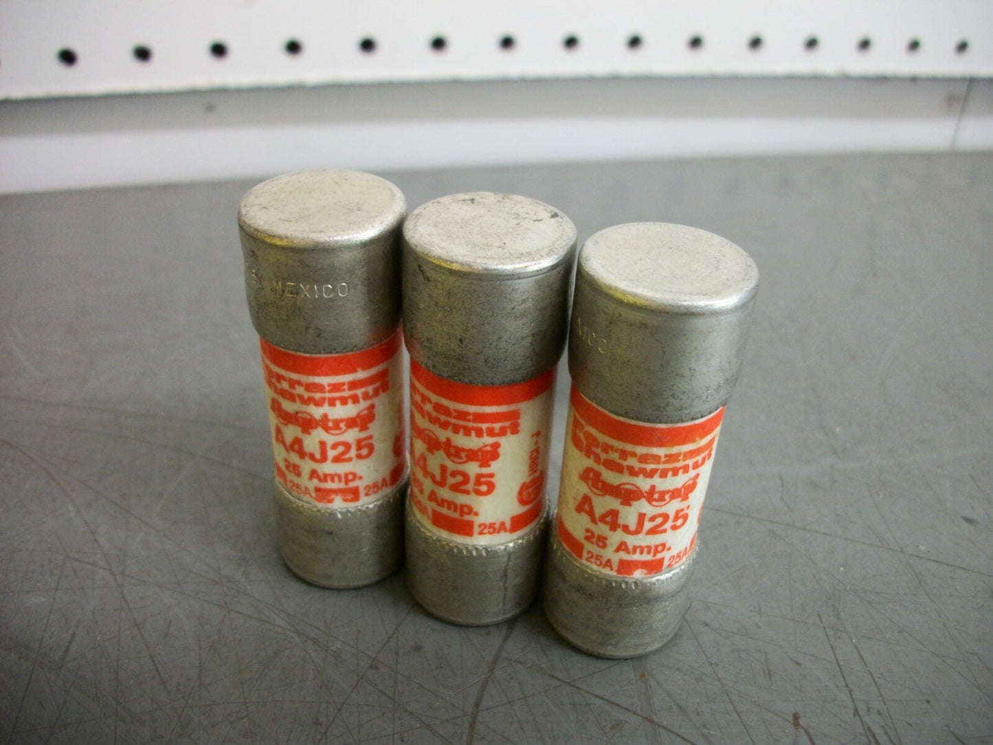 FERRAZ-SHAWMUT LOT OF 3 AMP-TRAP FUSES A4J25 25AMP 600VOLT NOB