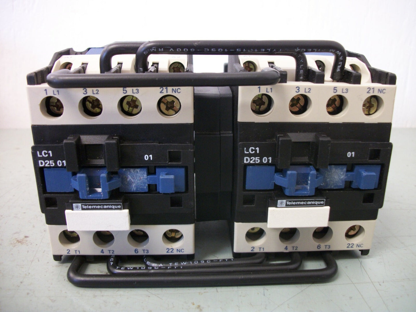 TELEMECANIQUE REV CONTACTOR LC2D2501U6 40AMP 240VCOIL 3PH 600V 20HP NOB