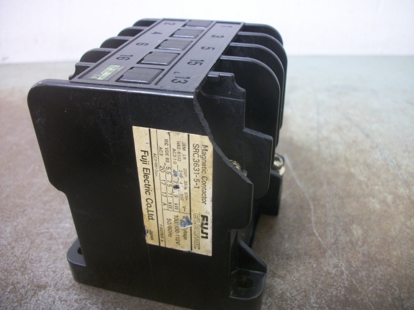 FUJI CONTACTOR SRC3631-5-1 30AMP 100-110VCOIL CHIPPED