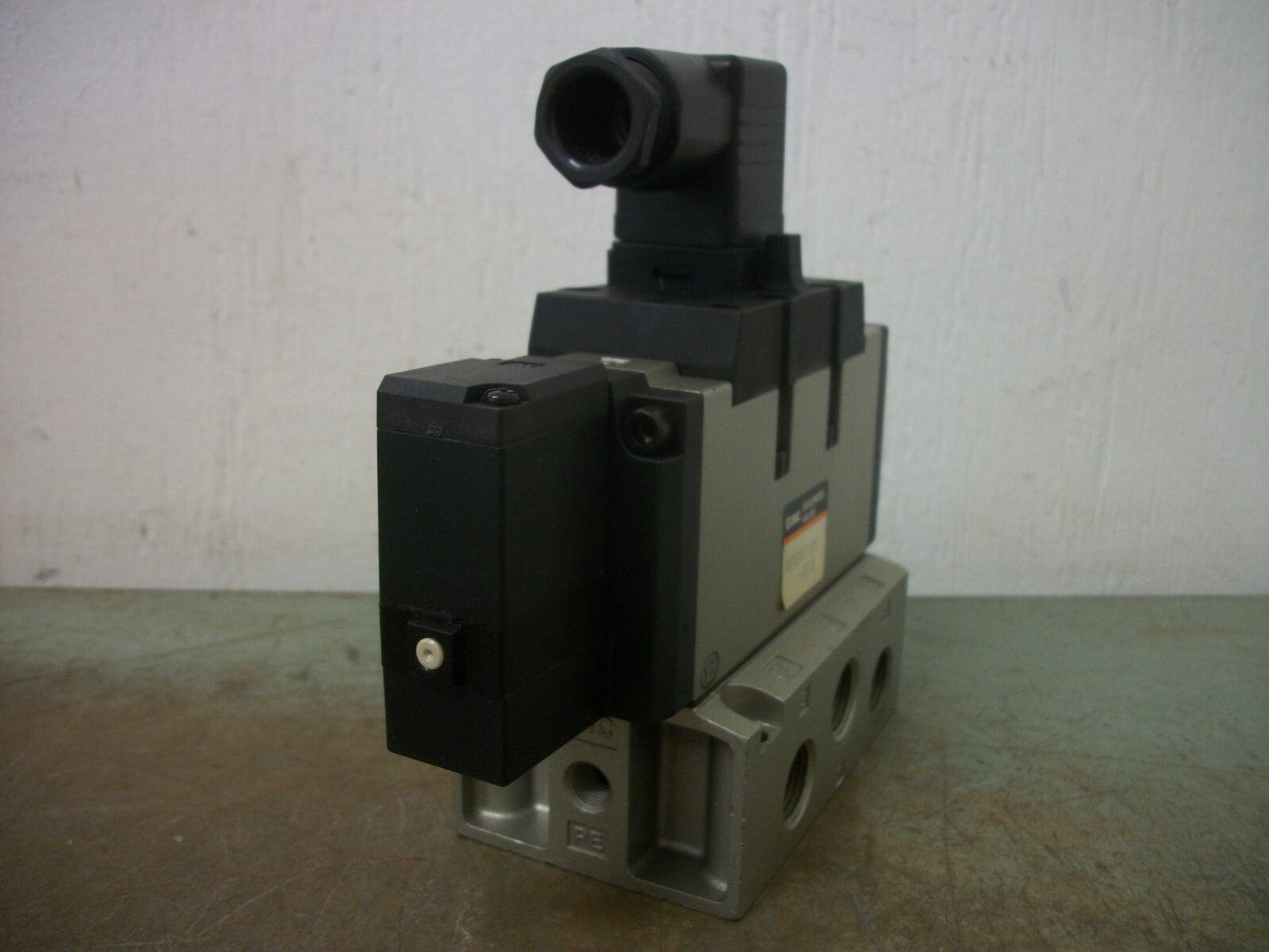 SMC PNEUMATIC SOLENOID VALVE VFS4110-X12 21-26VCOIL NOB