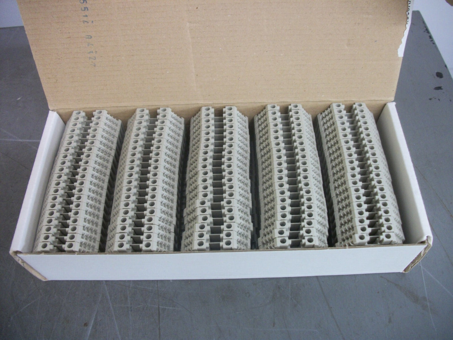 TELEMECANIQUE BOX OF 100 2.5mm2 SCREW CLAMP TERMINAL BLOCKS AB1VV235U NIB