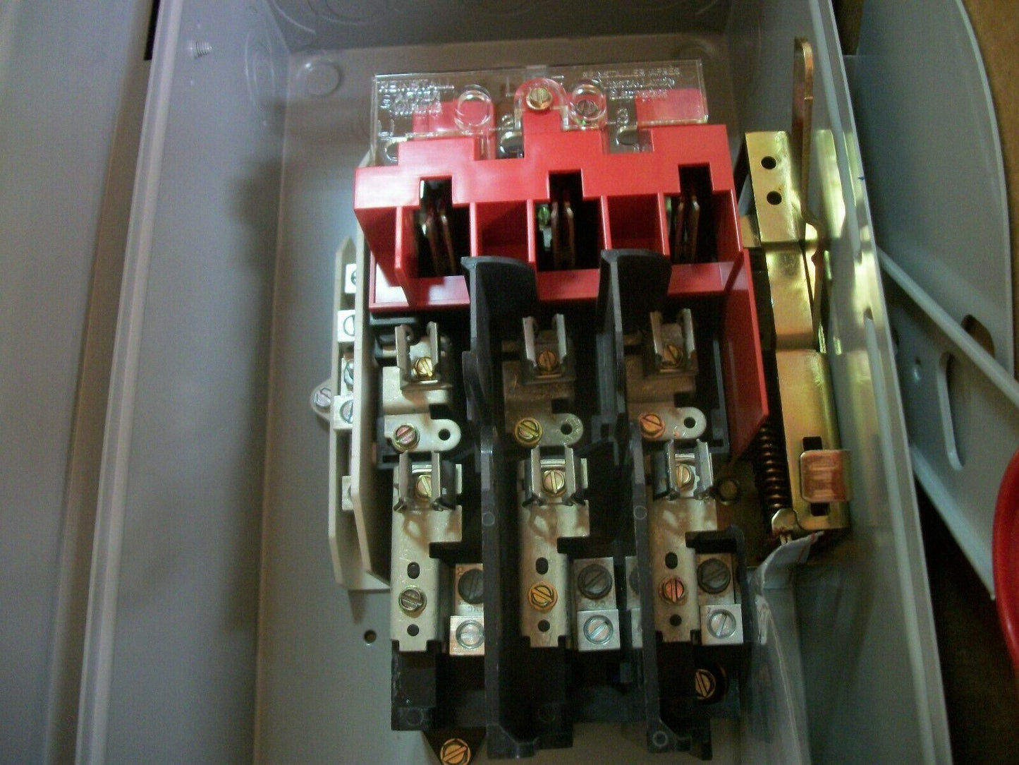 CUTLER-HAMMER DISCONNECT TYPE 1 DH321NGK 30AMP 240VOLT 3POLE FUSIBLE NIB