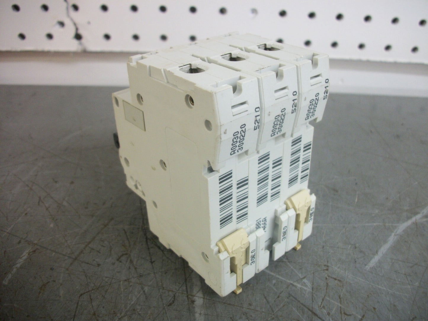 MERLIN GERIN MULTI 9 C60N MINI CIRCUIT BREAKER MG17466 15AMP 480VOLT 3POLE