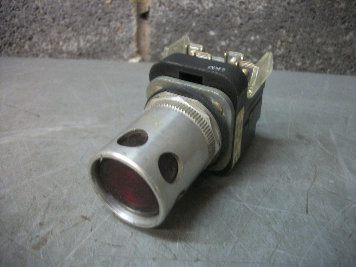 ALLEN-BRADLEY RED MOMENTARY ILLUMINATED PUSHBUTTON 800T-PA16 120VOLT