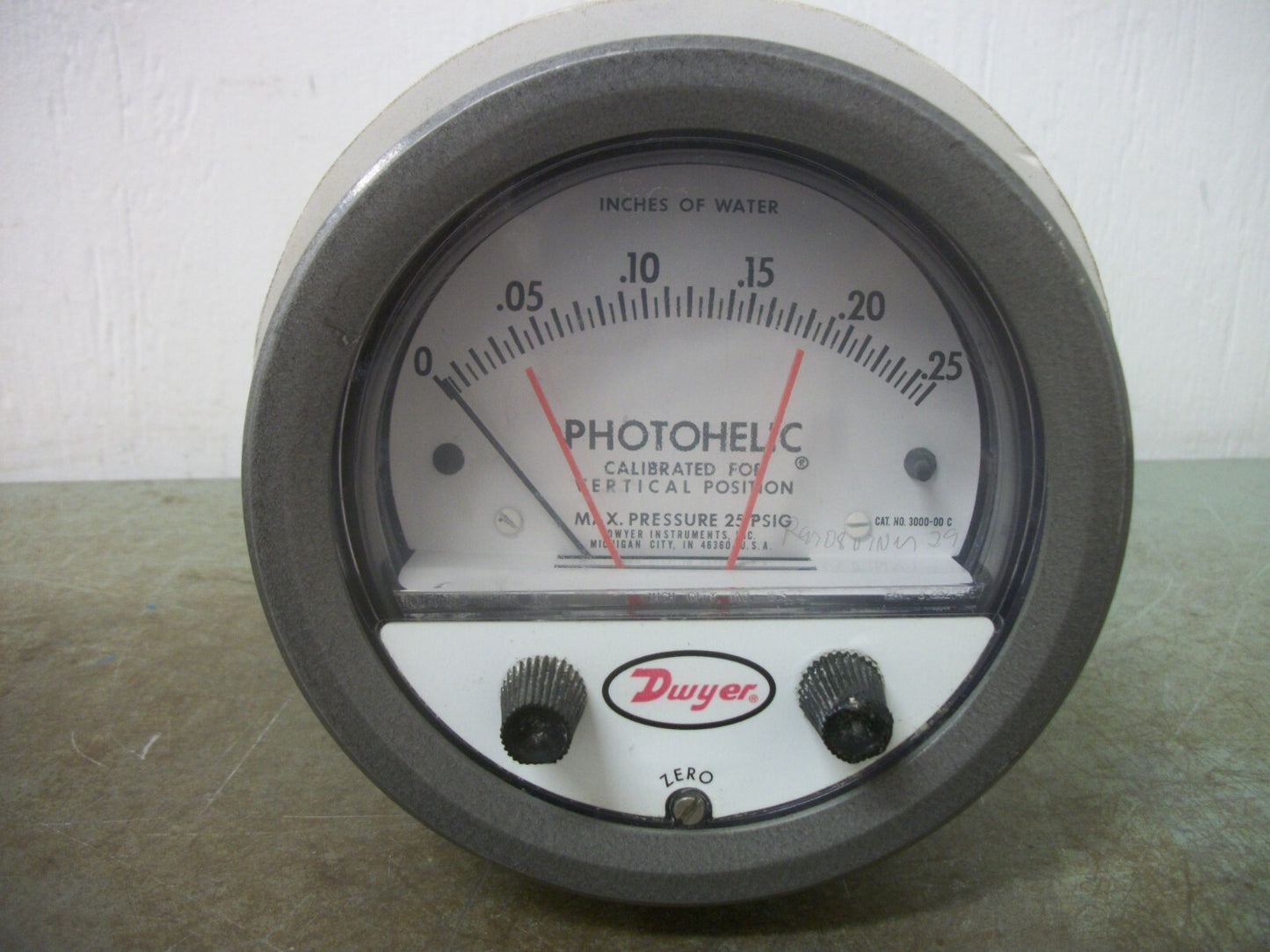 DWYER PHOTOHELIC HH PRESSURE SWITCH GAUGE 0-.25" 120VOLT 5WATT