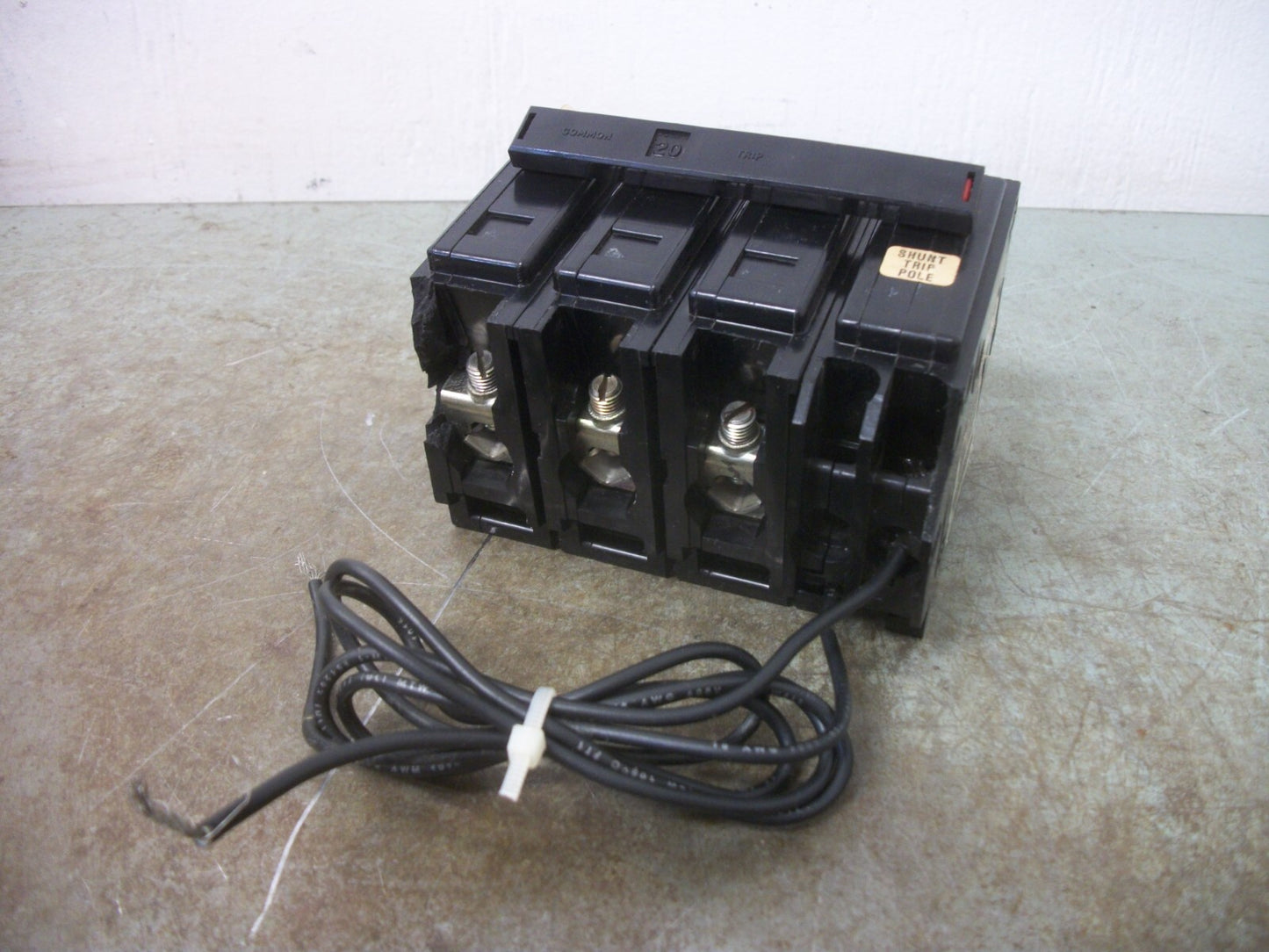 CUTLER-HAMMER BA CIRCUIT BREAKER BAB3020HS 20AMP 240VOLT 3POLE W/SHUNT CHIP NOB