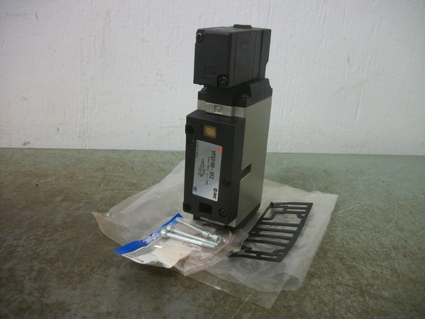 SMC SOLENOID VALVE VFS3100-5FZ 21-26VDC NEW