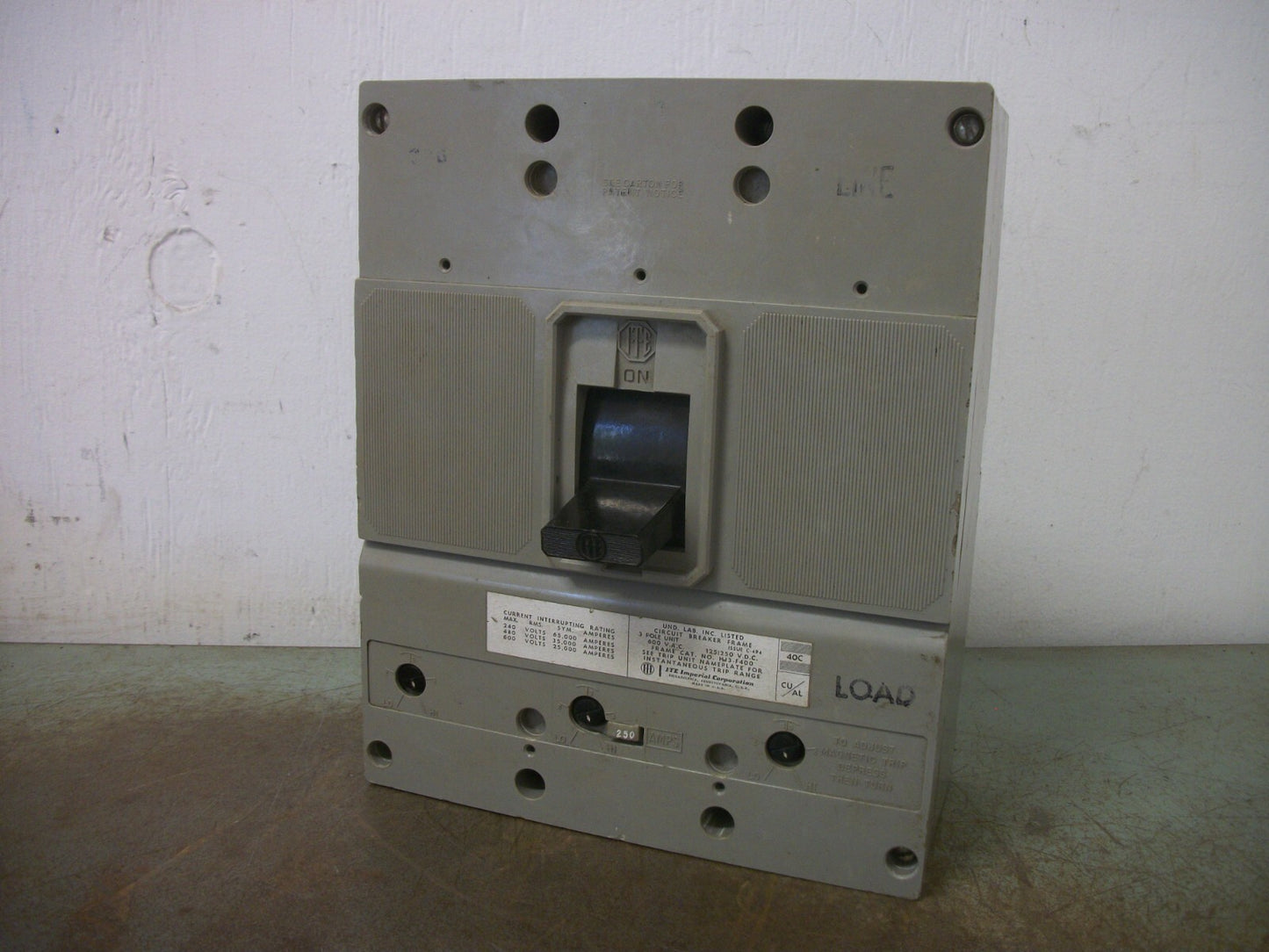 SIEMENS ITE HJ3 CIRCUIT BREAKER HJ3F400 400AMP 600VOLT 3POLE W/250A TRIP