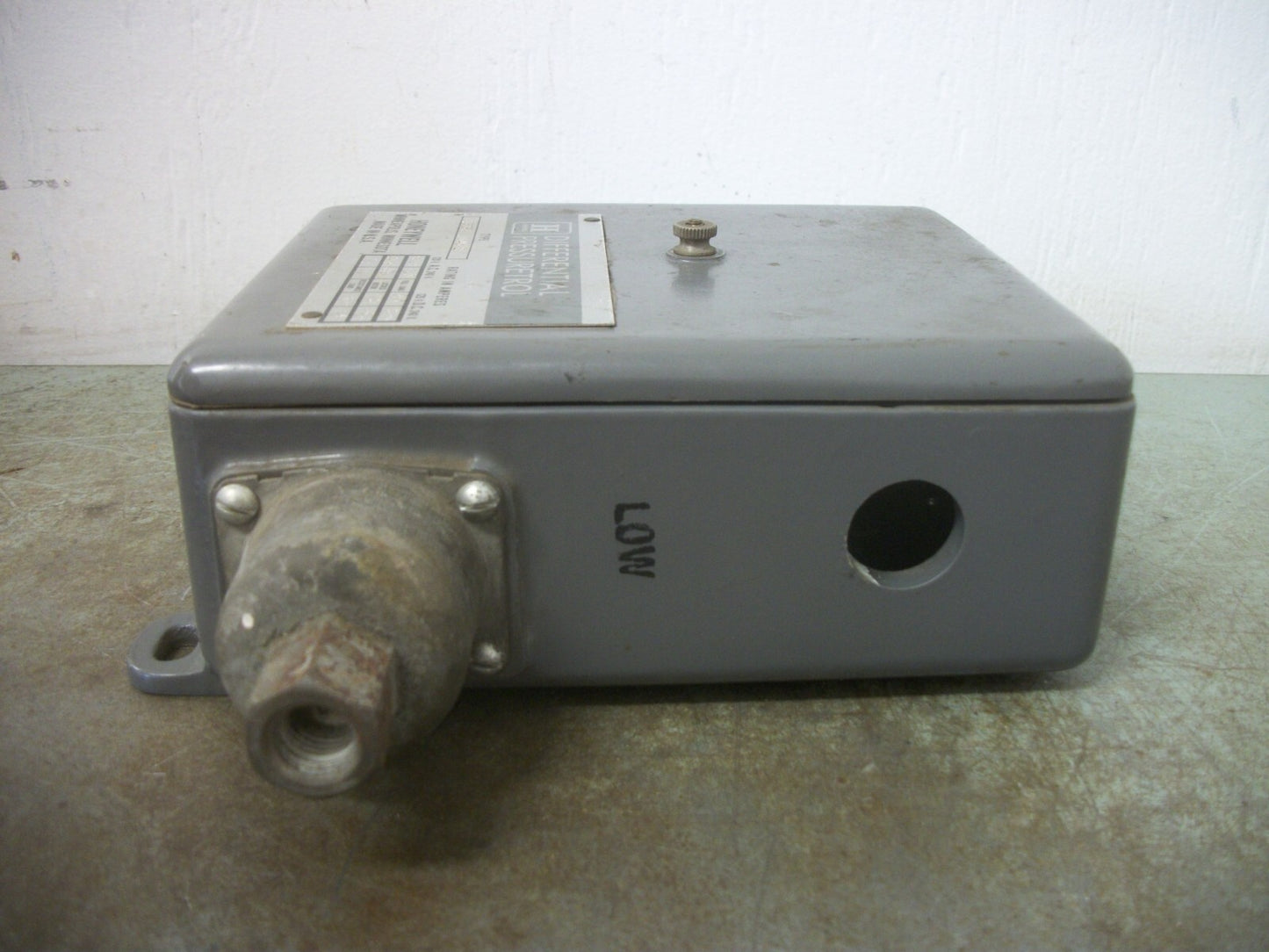 HONEYWELL DIFFERENTIAL PRESSURETROL PRESSURE REGULATOR P606A 1046 2 120/240VOLT