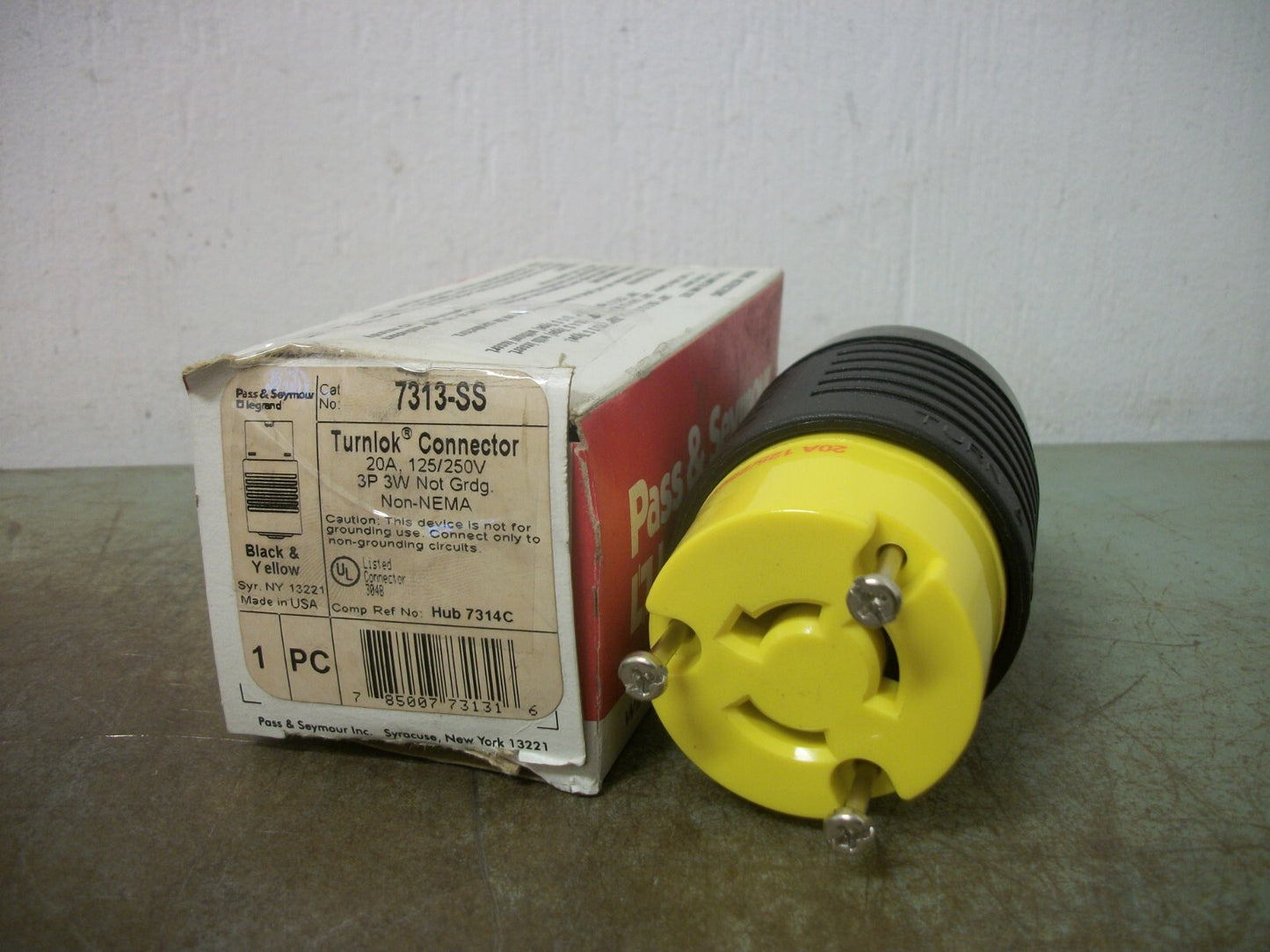 PASS & SEYMOUR TURNLOK CONNECTOR 7313-SS 20AMP 125/250VOLT 3P 3W NIB