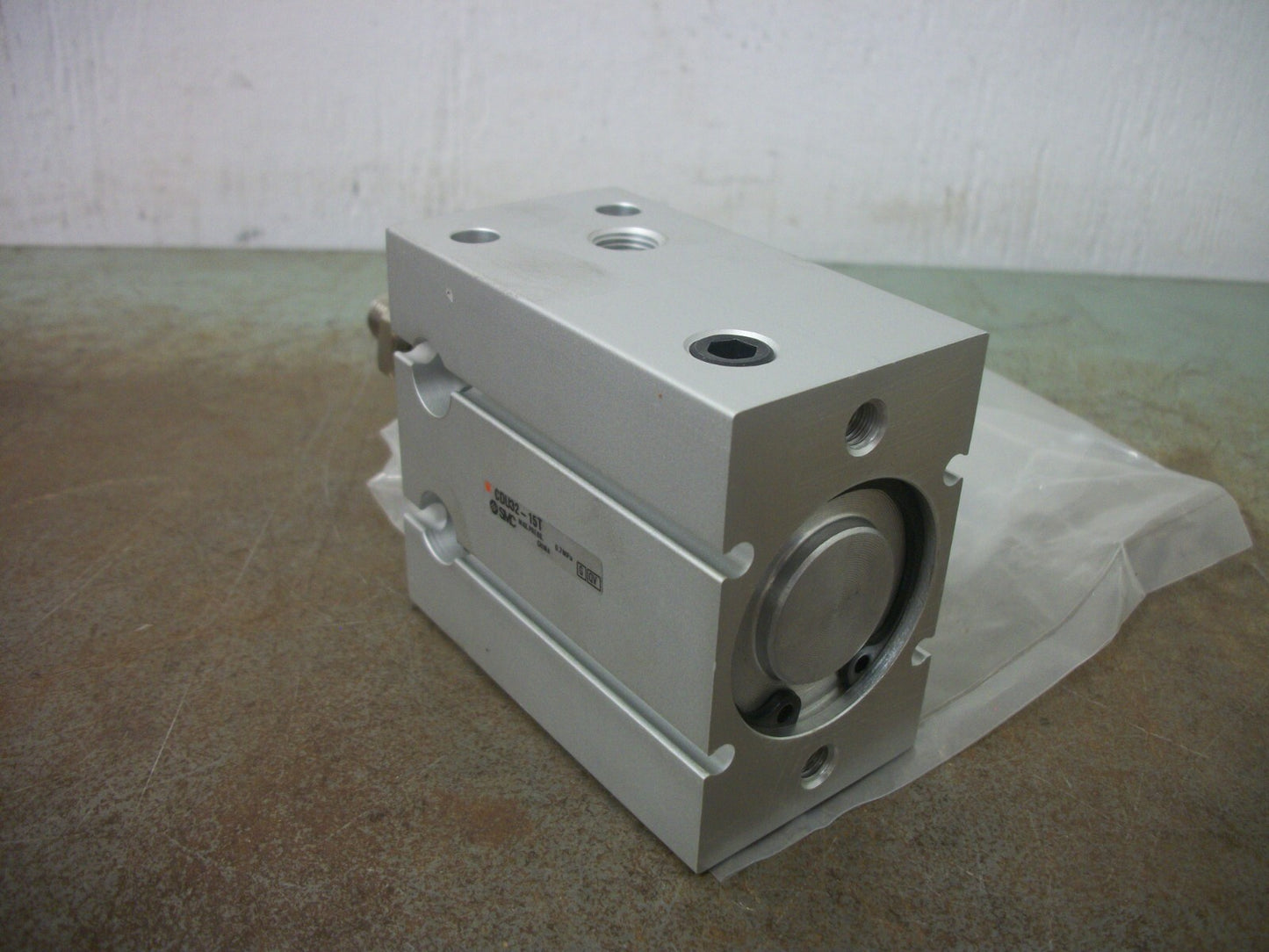 SMC FREE MOUNT CYLINDER CDU32-15T NEW