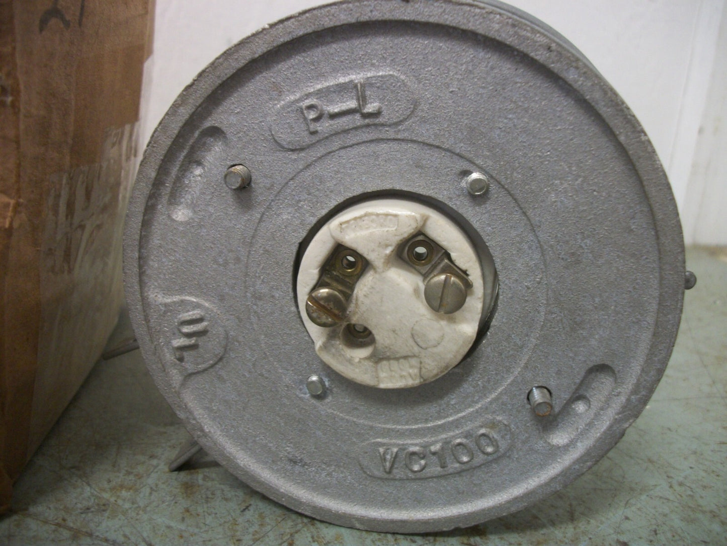 PERFECT-LINE VAPORPROOF CEILING FIXTURE W/GLASS GLOBE & CAGE VC100 NIB