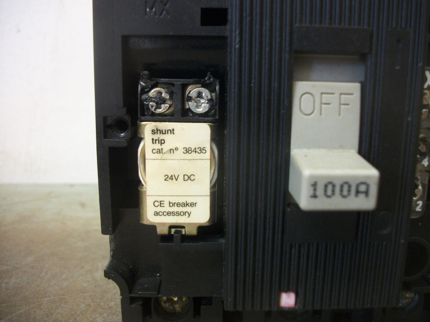 MERLIN GERIN COMPACT CE 104N CIRCUIT BREAKER 38013 100AMP 480VOLT 3POLE