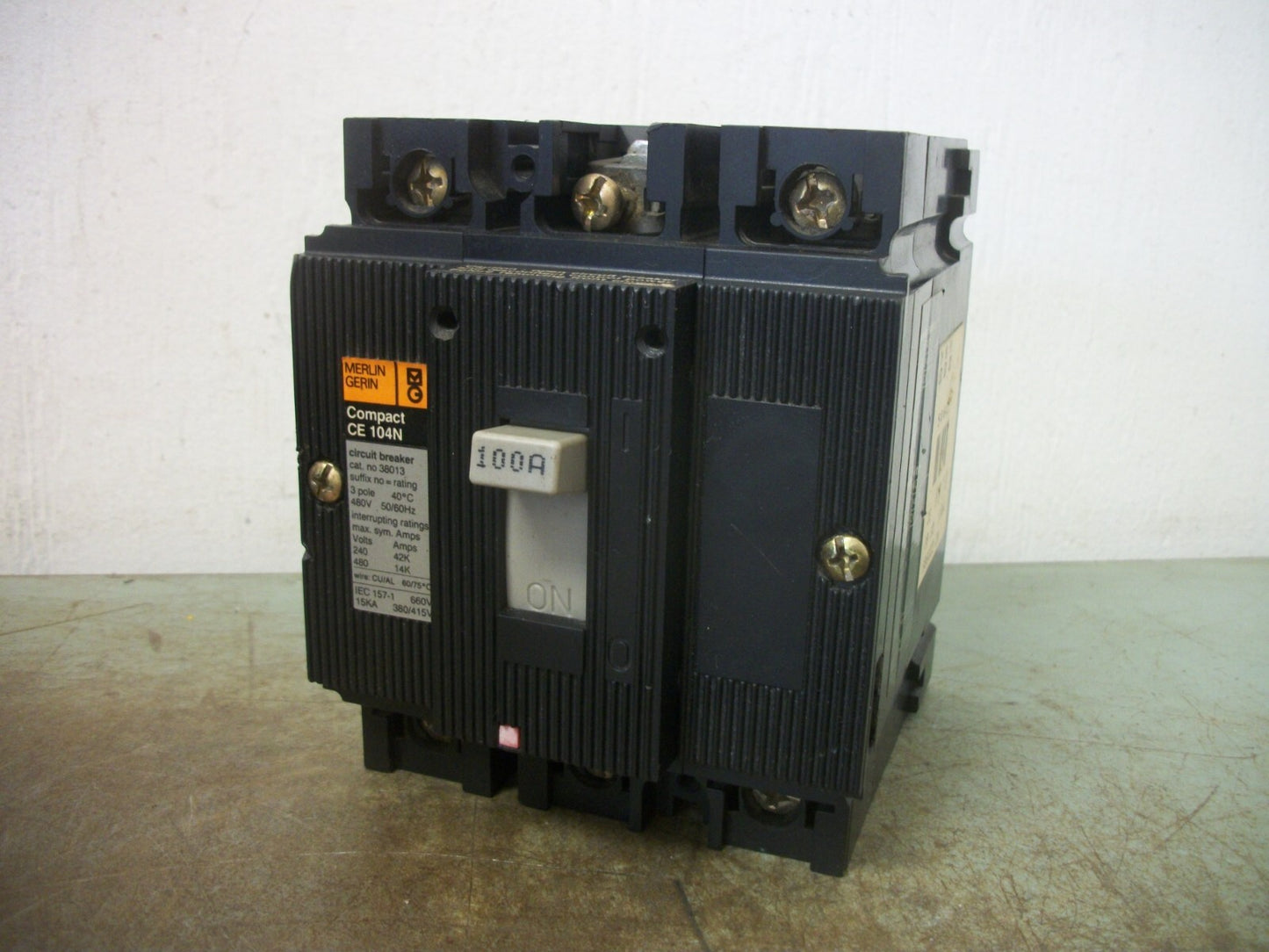 MERLIN GERIN COMPACT CE 104N CIRCUIT BREAKER 38013 100AMP 480VOLT 3POLE